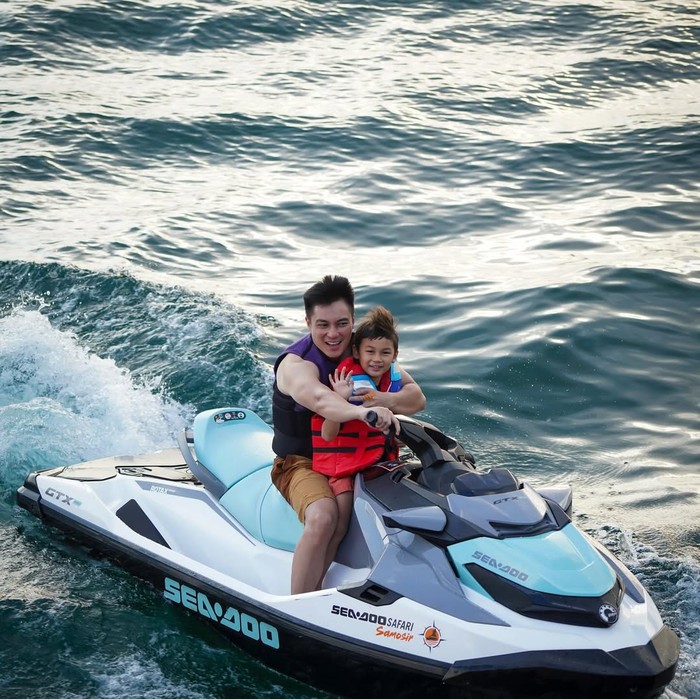 Baim Wong di Danau Toba