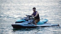Lihat nih aksinya main jet ski di perairan Daanu Toba.
