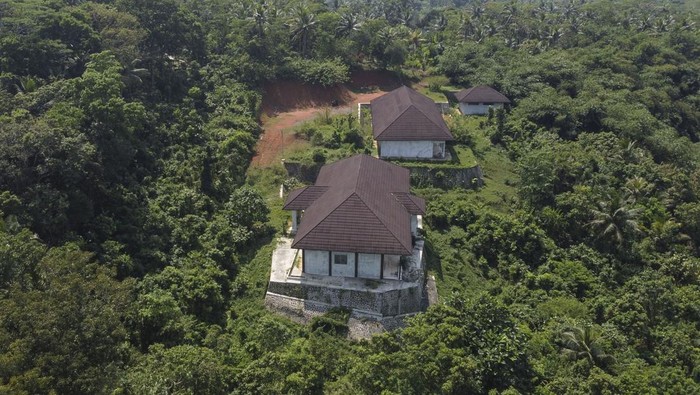 Baru Dibangun, Sekolah Rp2,6 M di Ciamis Sudah Terbengkalai Warga berusaha melewati semak-semak yang tumbuh di sekitar bangunan SMK Negeri 1 Cijeungjing di Dusun Sukalena, Kecamatan Cijeungjing, Kabupaten Ciamis, Jawa Barat, Selasa (22/7/2025).Sekolah yang dibangun pada tahun 2024 dengan menghabiskan APBD Provinsi Jabar sebesar Rp 2,6 miliar tersebut hanya memiliki 20 orang siswa dan terpaksa melaksanakan kegiatan belajar mengajar di SMK Negeri 2 Ciamis akibat kondisi bangunan rusak dan akses sekolah yang jauh di tebing curam. ANTARA FOTO/Adeng Bustomi