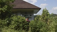 Warga sekitar menyayangkan proyek tersebut, selain mengalami kerusakan, lokasi sekolah yang berada di atas tebing curam menyulitkan akses bagi para siswa dan guru. Akibatnya, kegiatan belajar mengajar tidak dapat dilaksanakan di sana.ANTARA FOTO/Adeng Bustomi