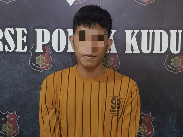 Begal HP modus COD saat ditampilkan di Mapolres Kudus, Selasa (22/7/2025).