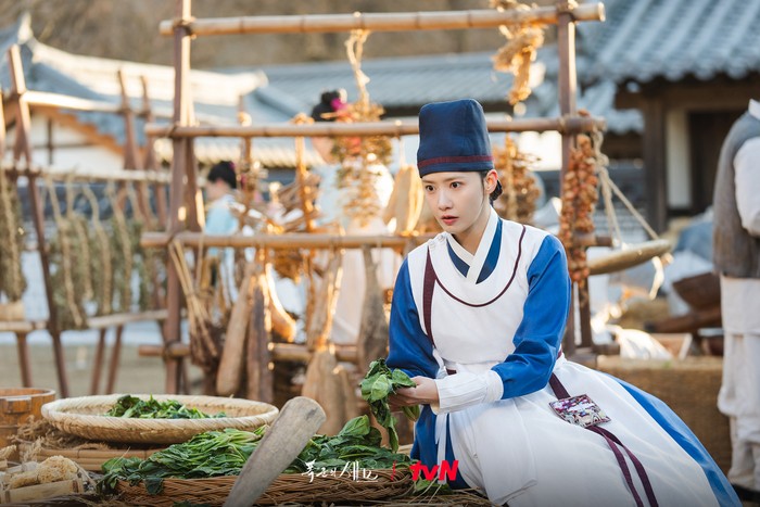 Yoona memerankan Yeon Ji Yeong di drama Korea terbaru tvN Bon Appétit, Your Majesty.