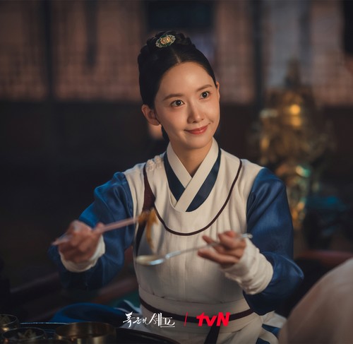 Yoona memerankan Yeon Ji Yeong di drama Korea terbaru tvN Bon Appétit, Your Majesty.