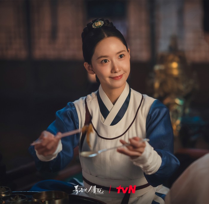 Yoona memerankan Yeon Ji Yeong di drama Korea terbaru tvN Bon Appétit, Your Majesty.