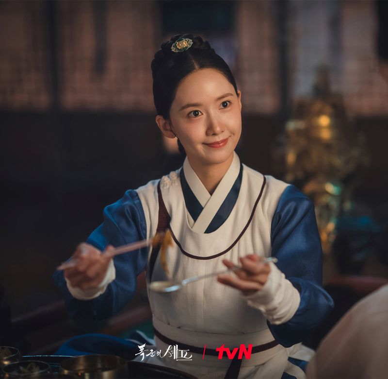 Yoona memerankan Yeon Ji Yeong di drama Korea terbaru tvN Bon Appétit, Your Majesty.