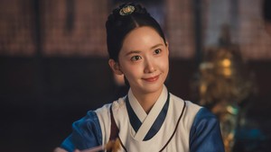 Yoona tampil dengan tatanan rambut khas perempuan masa itu. Hanbok yang dikenakannya agak berbeda dari yang lain sebab ini adalah busana khusus koki kerajaan bernama sooksoo. (Foto: dok. tvN)