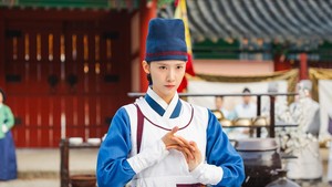 Yeon Ji Young di masa kini adalah seorang French chef. Dia kesedot masuk mesin waktu dan mendadak harus hidup di era kerajaan 500 tahun lalu. (Foto: dok. tvN)