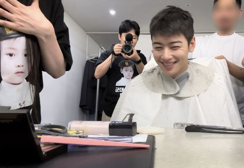 Cha Eun Woo memamerkan potongan rambut cepak jelang keberangkatan wajib militer.