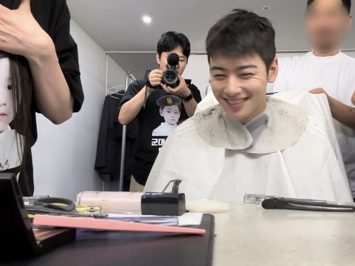 Cha Eun Woo memamerkan potongan rambut cepak jelang keberangkatan wajib militer.