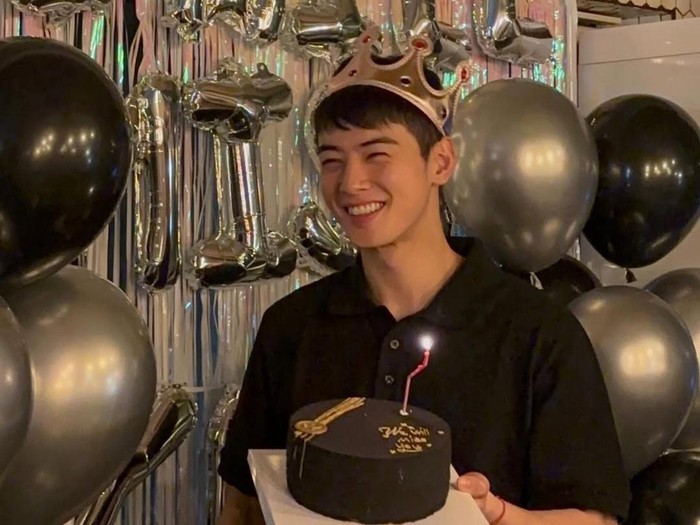 Cha Eun Woo memamerkan potongan rambut cepak jelang keberangkatan wajib militer.
