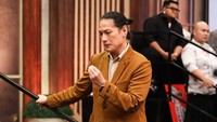 Dengan rambut gondrong, Chef Juna bisa bergaya dengan dikuncir kuda kayak gini. (Foto: dok Instagram junarorimpandeyofficial)