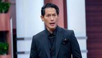Tampilan rambut Chef Juna berubah lagi nih dengan belah pinggir kiri. (Foto: dok Instagram junarorimpandeyofficial)