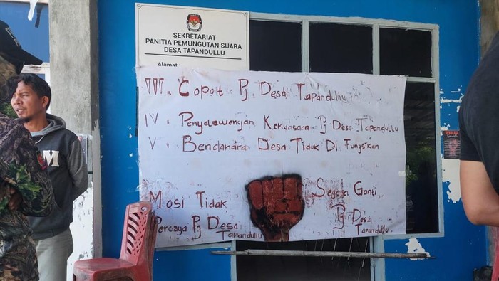 Warga Desa Tapandullu, Mamuju, Sulawesi Barat (Sulbar) unjuk rasa menuntut penggantian dana desa Rp 388 juta yang hilang.