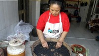Pelaku Usaha Mikro Kecil Menengah (UMKM) menyortir kedelai lokal untuk dijadikan bahan pembuatan kecap sehat di industri rumahan kecap Tugu Jawa, Malang, Jawa Timur, Selasa (22/7/2025). Foto: ANTARA FOTO/Ari Bowo Sucipto