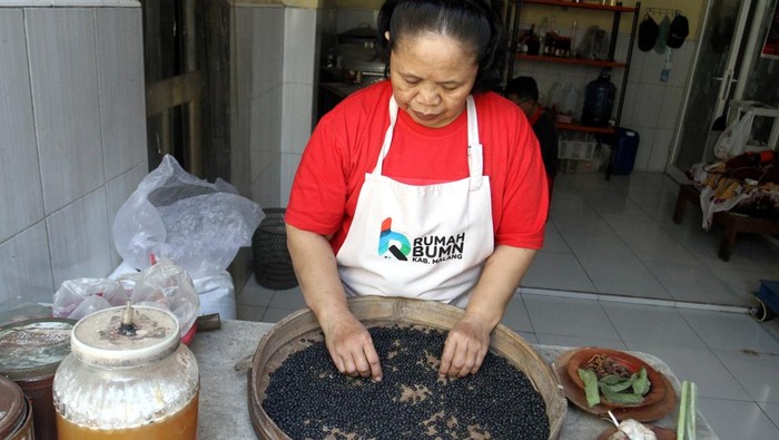 Pelaku Usaha Mikro Kecil Menengah (UMKM) mengemas kecap sehat berbahan kedelai lokal yang diproduksi tanpa bahan kimia di industri rumahan kecap Tugu Jawa, Malang, Jawa Timur, Selasa (22/7/2025). UMKM binaan Rumah Badan Usaha Milik Negara (BUMN) itu mendapat pendampingan serta pelatihan digital marketing yang mendorong peningkatan produksi dari 300 liter menjadi satu ton per bulan dalam lima tahun terakhir sehingga kini mampu diekspor ke Hongkong maupun dijual secara daring ke berbagai daerah di Indonesia dengan harga Rp7 ribu hingga Rp10 ribu per botol tergantung varian. ANTARA FOTO/Ari Bowo Sucipto/foc.