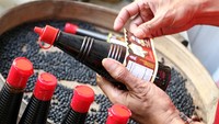 Pelaku UMKM menempel label pada produk kecap sehat buatannya. Produk tersebut kini mampu diekspor ke Hong Kong maupun dijual secara daring ke berbagai daerah di Indonesia dengan harga Rp7 ribu hingga Rp10 ribu per botol tergantung varian.  Foto: ANTARA FOTO/Ari Bowo Sucipto