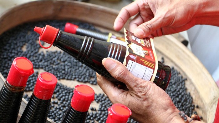 Digitalisasi Dorong UMKM Kecap Asal Malang Tembus Pasar Ekspor Pelaku Usaha Mikro Kecil Menengah (UMKM) mengemas kecap sehat berbahan kedelai lokal yang diproduksi tanpa bahan kimia di industri rumahan kecap Tugu Jawa, Malang, Jawa Timur, Selasa (22/7/2025). UMKM binaan Rumah Badan Usaha Milik Negara (BUMN) itu mendapat pendampingan serta pelatihan digital marketing yang mendorong peningkatan produksi dari 300 liter menjadi satu ton per bulan dalam lima tahun terakhir sehingga kini mampu diekspor ke Hongkong maupun dijual secara daring ke berbagai daerah di Indonesia dengan harga Rp7 ribu hingga Rp10 ribu per botol tergantung varian. ANTARA FOTO/Ari Bowo Sucipto/foc.