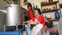 Pelaku UMKM mengemas kecap hasil produksi. UMKM itu mendapat pendampingan serta pelatihan digital marketing yang mendorong peningkatan produksi dari 300 liter menjadi satu ton per bulan dalam lima tahun terakhir. Foto: ANTARA FOTO/Ari Bowo Sucipto