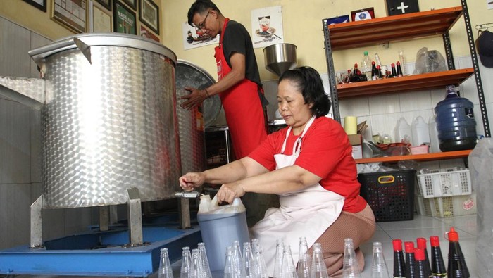 Pelaku Usaha Mikro Kecil Menengah (UMKM) mengemas kecap sehat berbahan kedelai lokal yang diproduksi tanpa bahan kimia di industri rumahan kecap Tugu Jawa, Malang, Jawa Timur, Selasa (22/7/2025). UMKM binaan Rumah Badan Usaha Milik Negara (BUMN) itu mendapat pendampingan serta pelatihan digital marketing yang mendorong peningkatan produksi dari 300 liter menjadi satu ton per bulan dalam lima tahun terakhir sehingga kini mampu diekspor ke Hongkong maupun dijual secara daring ke berbagai daerah di Indonesia dengan harga Rp7 ribu hingga Rp10 ribu per botol tergantung varian. ANTARA FOTO/Ari Bowo Sucipto/foc.
