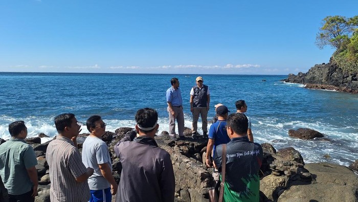 Direktur Perlindungan dan Pemberdayaan Nelayan, Direktorat Jenderal Perikanan Tangkap Kementerian Kelautan dan Perikanan RI, Mahrus saat berkunjung ke Seraya Timur, Karangasem, Minggu (20/7/2025). (dok. Distan PP Karangasem)