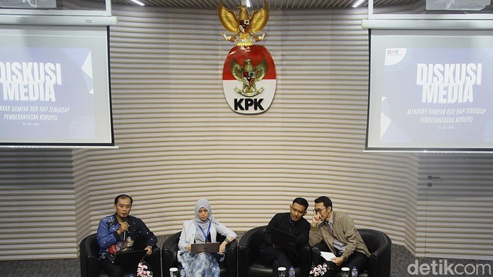Diskusi KPK Soroti RUU KUHAP terhadap Proses Hukum Korupsi Juru Bicara Komisi Pemberantasan Korupsi (KPK) Budi Prasetyo (kanan), Kepala Bagian Perancangan Peraturan, Biro Hukum Imam Akbar Wahyu Nuryamto (kiri), Dosen Hukum Acara Pidana Universitas Indonesia Dr. Febby Mutiaran Nelson (kedua kiri) dan Peneliti Transparancy International Indonesia Sahel Al Habsyi berbicara dalam diskusi Media Hukum di Gedung Merah Putih KPK, Jakarta, Selasa (22/7/2025).