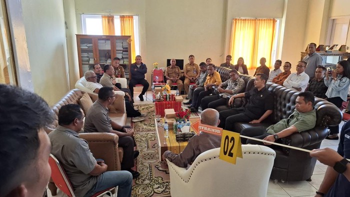 Ditreskrimum Polda NTT saat melakukan prarekonstruksi di kantor DPRD Kabupaten Kupang, NTT, Selasa (22/7/2025). (Yufengki Bria/detikBali)