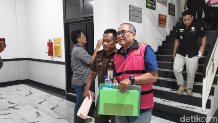Eks Kepala Dinas di Pemkab Sidoarjo ditahan terkait dugaan korupsi rusunawa.