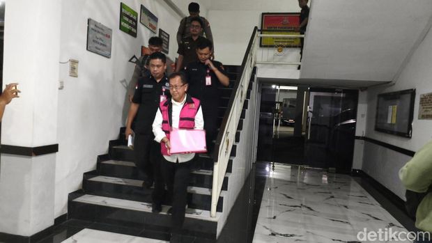 Eks Kepala Dinas di Pemkab Sidoarjo ditahan terkait dugaan korupsi rusunawa.