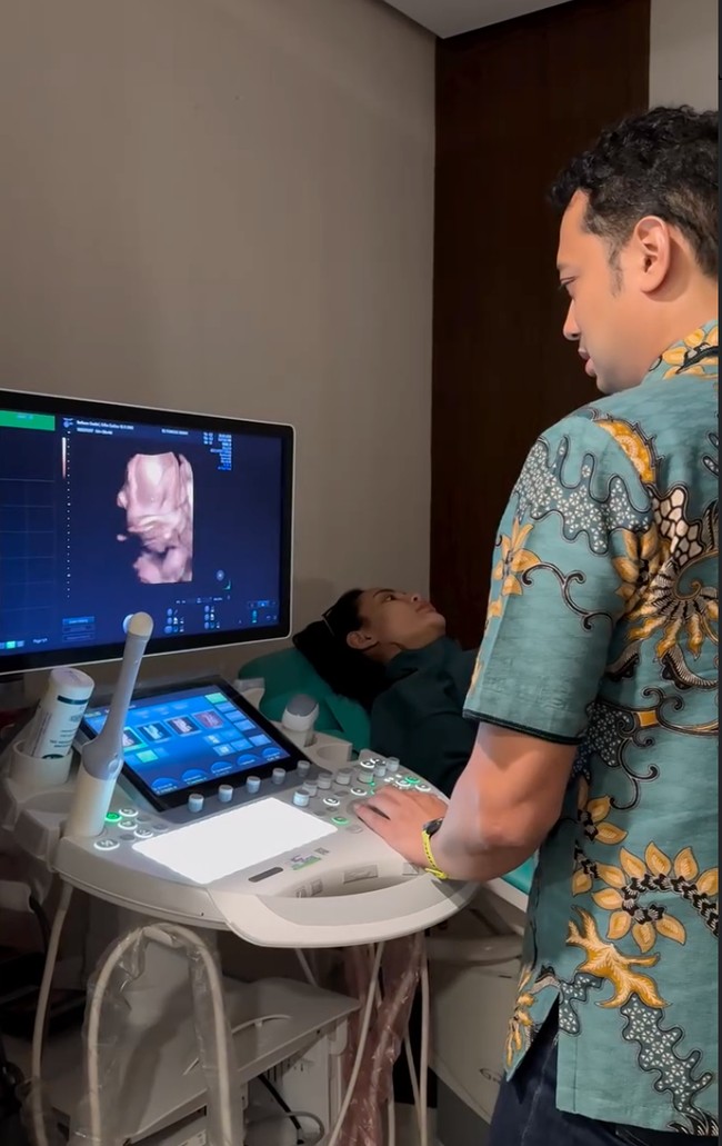 Kini setelah jujur mengakui kehamilannya, Erika tampak memamerkan momen dirinya saat ke dokter untuk USG. Di beberapa kesempatan kedua orangtua Erika terlihat turut menemani. Foto: Instagram/@eri.carl