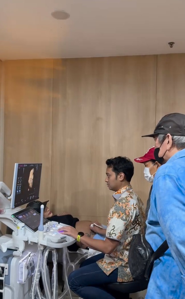 Dalam podcast Deddy Corbuzier, Erika mengungkapkan jika jabang bayi berjenis kelamin laki-laki itu akan dilahirkannya sebentar lagi, tepatnya pada 8 Agustus. Meski sudah hamil 9 bulan namun baby bump di perut Erika memang tak terlihat besar. Foto: Instagram/@eri.carl