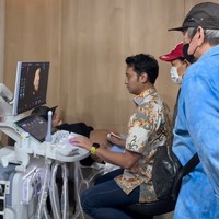 Dalam podcast Deddy Corbuzier, Erika mengungkapkan jika jabang bayi berjenis kelamin laki-laki itu akan dilahirkannya sebentar lagi, tepatnya pada 8 Agustus. Meski sudah hamil 9 bulan namun baby bump di perut Erika memang tak terlihat besar. Foto: Instagram/@eri.carl