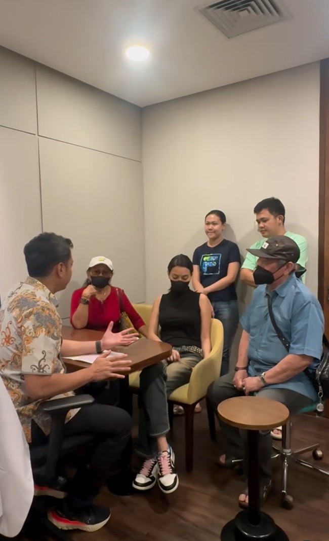 Erika sendiri tidak mengungkapkan secara gamblang siapa ayah biologis dari putranya. Namun berdasarkan ciri yang diungkapkan Erika, banyak yang menduga jika itu adalah DJ Panda. DJ Panda sendiri sudah meminta maaf dan memberikan klarifikasinya terkait hal tersebut. Foto: Instagram/@eri.carl