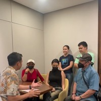 Erika sendiri tidak mengungkapkan secara gamblang siapa ayah biologis dari putranya. Namun berdasarkan ciri yang diungkapkan Erika, banyak yang menduga jika itu adalah DJ Panda. DJ Panda sendiri sudah meminta maaf dan memberikan klarifikasinya terkait hal tersebut. Foto: Instagram/@eri.carl