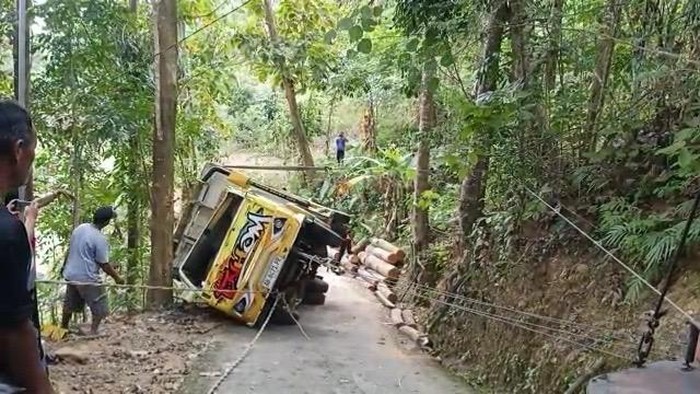 Proses evakuasi truk yang terguling di Kokap, Kulon Progo, Selasa (22/7/2025).