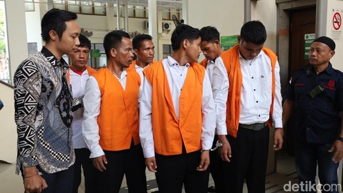 Fiktorius dan lima kawannya seusai disidang di PN Denpasar, Selasa (22/7/2025).