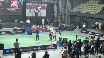 Setelah bermain selama 15 menit, Tontowi dan Lilyana mengalahkan Alan dan Susi dengan skor 24-20. Foto: Virgina Maulita Putri/detikINET