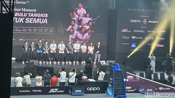 Dari kiri ke kanan ada Apriyani Rahayu, Greysia Polii, Tontowi Ahmad, Lilyana Natsir, Taufik Hidayat, Candra Wijaya, Riki Soebagja, Alan Budikusuma, dan Susy Susanti bersama Ketua Umum IOA Yayuk Basuki dan Vice President Oppo Indonesia Patrick Owen. Foto: Virgina Maulita Putri/detikINET