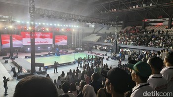 Pukul 18.00 WIB lewat sedikit, fun match yang digelar Oppo dibuka dengan menyanyikan lagu Indonesia Raya. Foto: Virgina Maulita Putri/detikINET