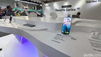 Sebelum pertandingan dimulai, penonton dapat mengunjungi booth Oppo untuk menjajal perangkat terbarunya, termasuk Reno 14 series yang baru dirilis. Foto: Virgina Maulita Putri/detikINET
