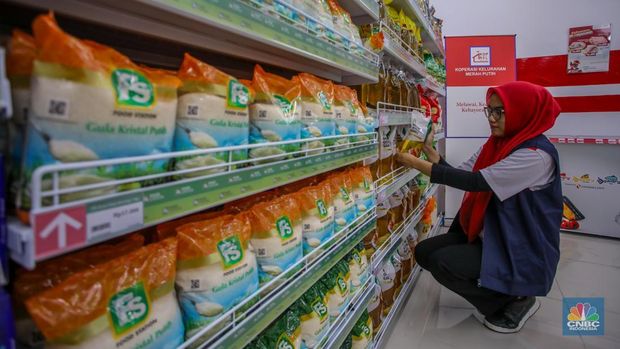 Pengunjung melihat produk yang dijual pada gerai Koperasi Desa (Kopdes)/Kelurahan Merah Putih Melawai di kawasan Blok M, Kebayoran Baru, Jakarta, Selasa (22/7/2025). (CNBC Indonesia/Faisal Rahman)