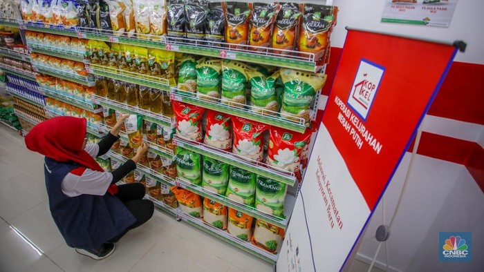 Pengunjung melihat produk yang dijual pada gerai Koperasi Desa (Kopdes)/Kelurahan Merah Putih Melawai di kawasan Blok M, Kebayoran Baru, Jakarta, Selasa (22/7/2025). (CNBC Indonesia/Faisal Rahman)