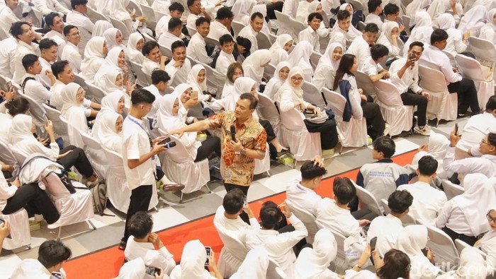Gubernur Jateng, Ahmad Luthfi, saat menyampaikan arahan dan melepas pemberangkatan 1.910 mahasiswa KKN Tematik RTLH di UMK.