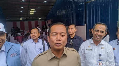 Gubernur NTB Lalu Muhamad Iqbal dan Kepala Dinas Koperasi dan UMKM NTB Ahmad Masyhuri seusai launching Kopdes Merah Putih di Desa Kekeri, Lombok Barat, Senin (21/7/2025). (Foto: Ahmad Viqi/detikBali)