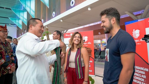 Gubernur NTB, Lalu Muhamad Iqbal, saat menyambut penumpang dan kru pesawat pertama rute Lombok-Labuhan Bajo dengan maskapai Wings Air di Bandara Internasional Lombok, Selasa (22/7/2025).