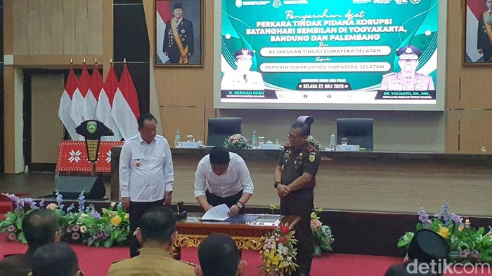 Gubernur Sumsel Herman Deru menandatangani aset yang dikembalikan Kejati ke pemprov