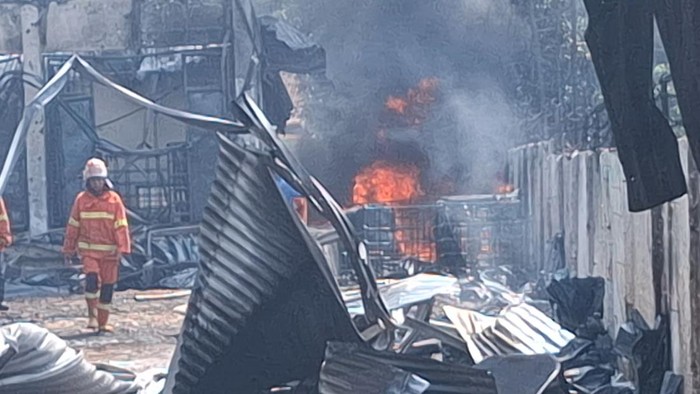 Gudang karet di Lubuklinggau terbakar diduga karena genset meledak.