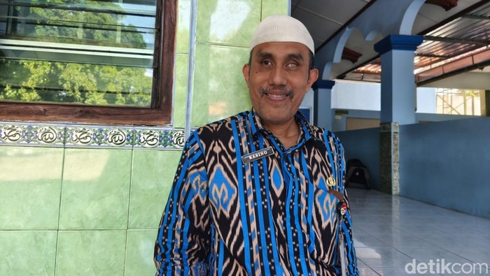 Guru tunanetra, Rasino (50), saat ditemui di SMKN 8 Solo, Selasa (22/7/2025)