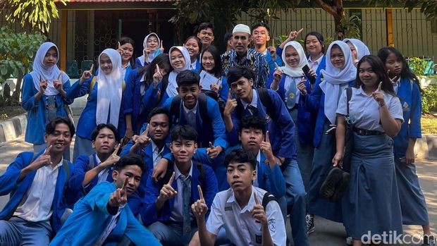Guru tunanetra, Rasino (50), saat ditemui di SMKN 8 Solo, Selasa (22/7/2025)