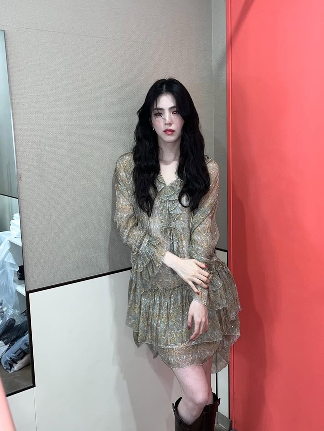 Bintang drama Korea Gyeongseong Creature itu tampak memadukan chiffon dress berhias motif bunga, yang semakin terlihat edgy dan vintage dengan koleksi knee-high cowboy boots berwarna gelap. Foto: dok. Instagram @xeesoxee