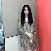 Bintang drama Korea Gyeongseong Creature itu tampak memadukan chiffon dress berhias motif bunga, yang semakin terlihat edgy dan vintage dengan koleksi knee-high cowboy boots berwarna gelap. Foto: dok. Instagram @xeesoxee